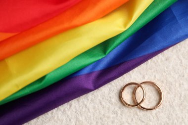 Gökkuşağı LGBT bayrağı ve alyanslar beyaz arka planda, üst manzara