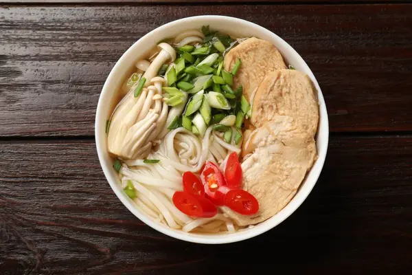 Tahta masadaki kasede et ve mantarlı leziz ramen. Erişte çorbası.