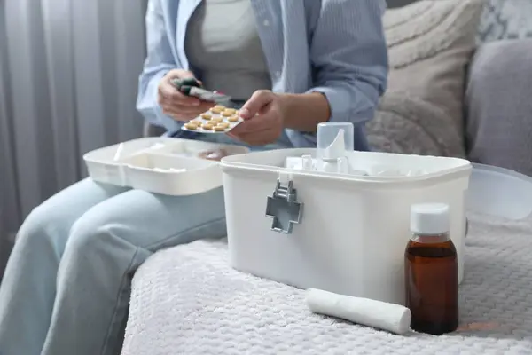 Mulher Colocando Pílulas Kit Primeiros Socorros Dentro Casa Close — Fotografia de Stock