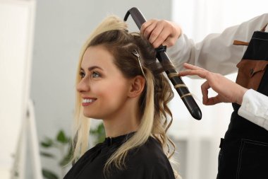 Saç şekillendirme. Kuaför, kuaför, kuaför, kuaför.