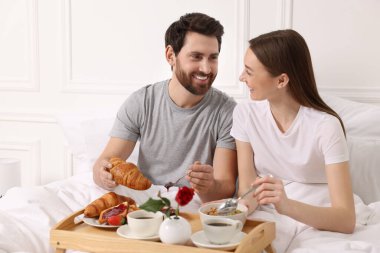 Mutlu çift evde lezzetli kahvaltı yapıyor.