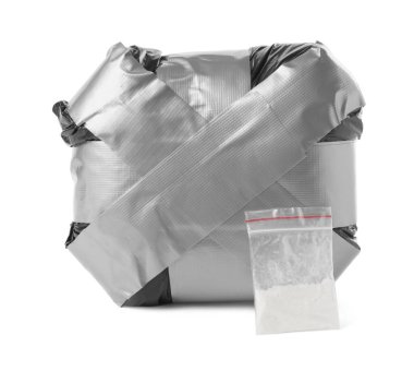 Uyuşturuculu paketler beyaza izole edilmiş. Uyuşturucu bağımlılığı