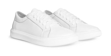 Beyazlar üzerinde izole edilmiş şık spor ayakkabılar.