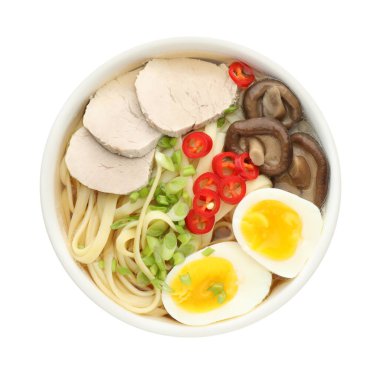 Kasede et ve yumurta bulunan nefis ramen beyaz, üst manzara. Erişte çorbası.