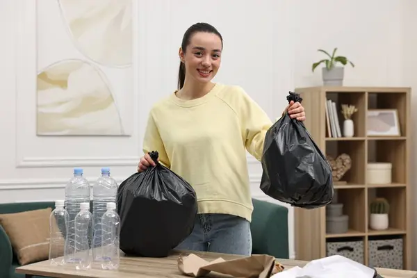 Lächelnde Frau Mit Plastiktüten Die Müll Zimmer Trennen — Stockfoto