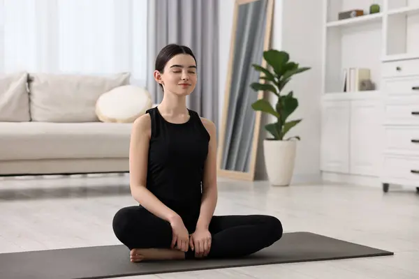 Beautiful Girl Meditating Yoga Mat Home — Stock Photo, Image