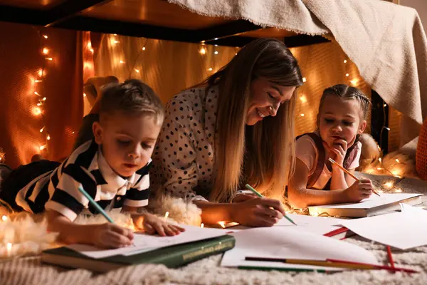 Мама Дети Рисуют Дома Игровой Палатке — стоковое фото