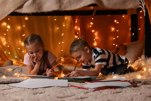 Дети Рисующие Дома Игровой Палатке — стоковое фото