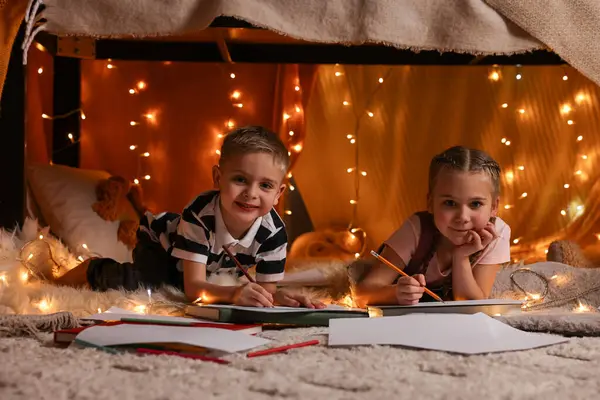 Дети Рисующие Дома Игровой Палатке — стоковое фото