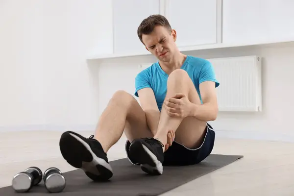Muž Trpí Bolestí Nohou Podložce Uvnitř — Stock fotografie