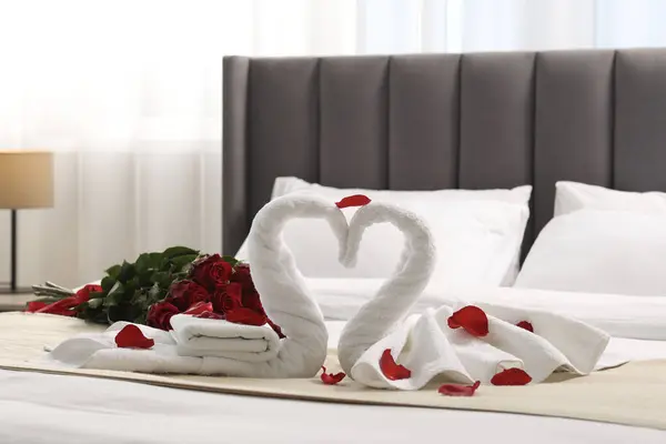 Huwelijksreis Zwanen Gemaakt Van Handdoeken Mooie Rode Rozen Bed Kamer — Stockfoto