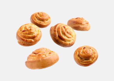 Tatlı çörekler. Açık gri arkaplana düşen kuru üzümlü lezzetli börekler.