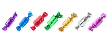 Beyaz ve sette izole edilmiş parlak ambalajlı lezzetli şekerler.