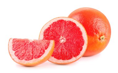 Taze olgun greyfurtlar beyaza izole edilmiş. Citrus meyvesi.