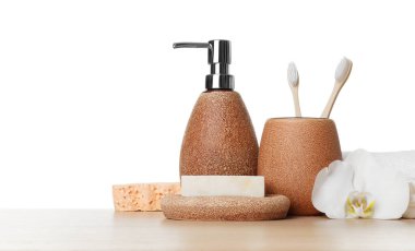 Banyo aksesuarları. Farklı kişisel bakım ürünleri ve beyaz arka plana karşı ahşap masadaki çiçek. Metin için boşluk
