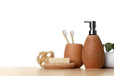 Banyo aksesuarları. Tahta masada beyaz arka planda farklı kişisel bakım ürünleri var. Metin için boşluk