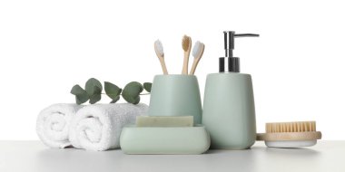 Banyo aksesuarları. Masada beyaz arka plana karşı farklı kişisel bakım ürünleri ve okaliptüs dalı