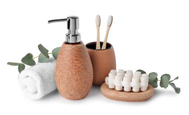 Banyo aksesuarları. Beyaza izole edilmiş farklı kişisel bakım ürünleri ve okaliptüs dalları