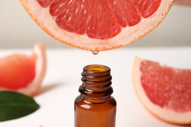 Meyve suyundan şişeye damlayan greyfurt suyu.