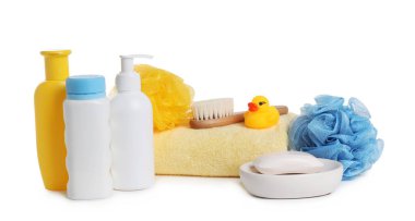 Bebek kozmetik ürünleri, banyo ördeği, fırça ve havlu beyaza izole edilmiş.