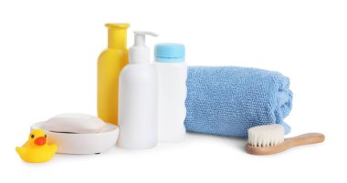 Bebek kozmetik ürünleri, banyo ördeği, fırça ve havlu beyaza izole edilmiş.