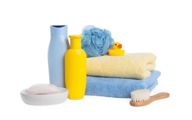 Bebek kozmetik ürünleri, banyo ördeği, aksesuarlar ve havlular beyaza izole edilmiş.