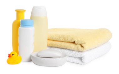 Bebek kozmetik ürünleri, banyo ördeği ve havlular beyaza izole edilmiş.