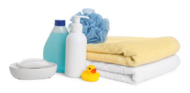 Bebek kozmetik ürünleri, banyo ördeği, sünger ve havlular beyaza izole edilmiş.