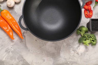 Wok ve gri desenli masa üzerindeki farklı ürünler, düz yatak. Metin için boşluk
