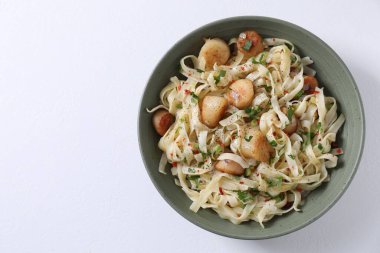 Lezzetli istiridye makarna, beyaz masada baharatlar, üst manzara.