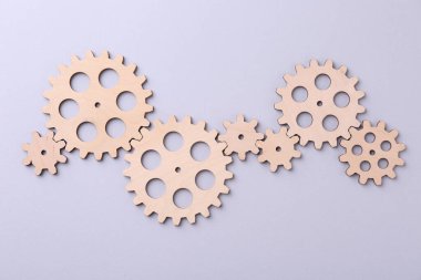 İş süreci organizasyonu ve optimizasyonu. Hafif arkaplan ve üst görünümde ahşap figürlerle şema