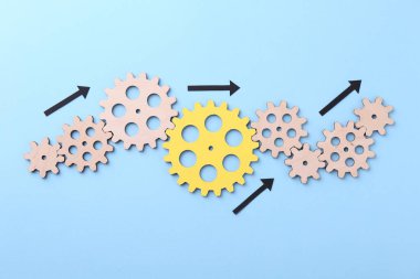 İş süreci organizasyonu ve optimizasyonu. Açık mavi zemin üzerinde tahta şekiller ve oklarla şema, üst görünüm