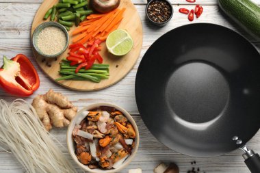 Siyah tavalı düz kompozisyon ve hafif ahşap masa üzerinde ürünler