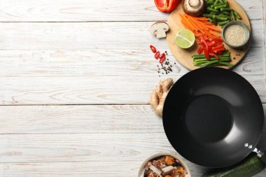 Siyah tavalı düz kompozisyon ve hafif ahşap masadaki ürünler. Metin için boşluk