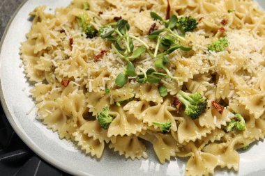 Vejetaryen yemeği. Taze sebzeli ve peynirli lezzetli makarna, yakın plan.