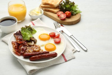 Lezzetli kahvaltı, beyaz masada servis edilen yumurtalar.