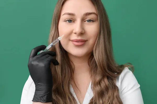 Kosmetolog Injekční Stříkačkou Zeleném Pozadí Detailní Záběr — Stock fotografie