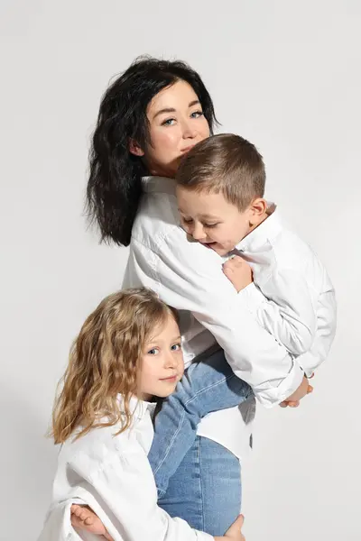 Bambini Piccoli Con Madre Sfondo Bianco — Foto Stock