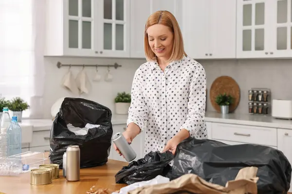 Lächelnde Frau Mit Plastiktüte Trennt Müll Küche — Stockfoto
