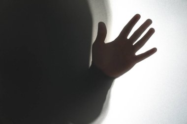 Camın arkasındaki hayalet silueti beyaz arkaplanda, yakın plan