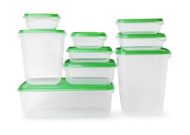 Beyaz arka planda boş plastik kaplar. Yiyecek deposu