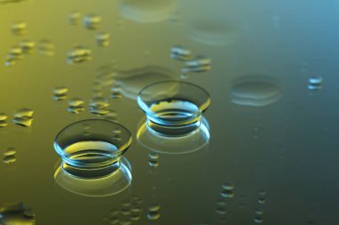Islak ayna yüzeyinde bir çift kontakt lens. Metin için boşluk