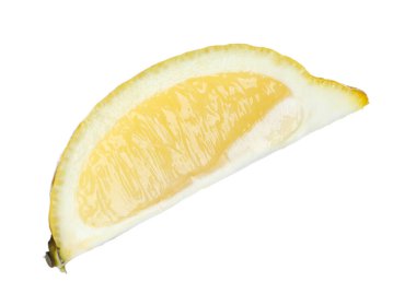 Beyaza izole edilmiş taze limon parçası.