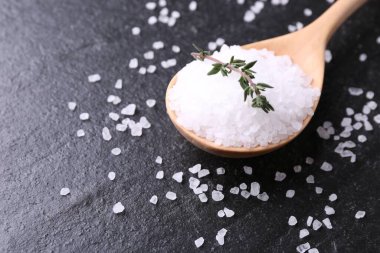 Koyu gri desenli masadaki taze kekik tuzu, yakın plan. Metin için boşluk