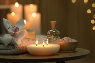 Farklı spa ürünleri ve orkide çiçeğiyle ahşap masa üzerinde kompozisyon