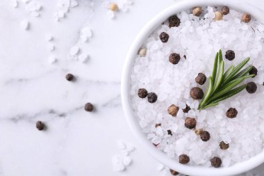 Biberiyeli tuz ve beyaz mermer masada biberli mısır. Metin için boşluk
