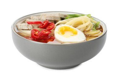 Beyaza izole edilmiş kasedeki lezzetli ramen. Erişte çorbası.