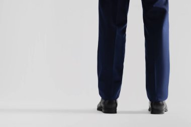 Beyaz arka planda deri ayakkabılı iş adamı, yakın plan.