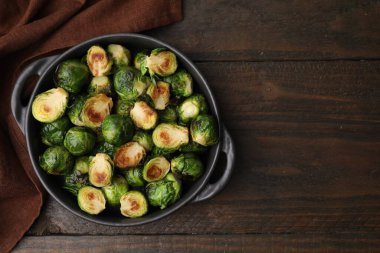 Ahşap masadaki fırında pişirme kabında Brüksel lahanası, üst manzara. Metin için boşluk