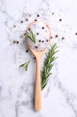 Biberiyeli tuz ve beyaz mermer masada kaşık içinde biberli mısır.